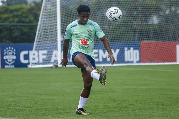 El jugador de la selección brasileña sub-23 Endrick participa en un entrenamiento, el 9 de enero de 2023, en Teresópolis, en Rio de Janeiro (Brasil). EFE/ Antonio Lacerda
