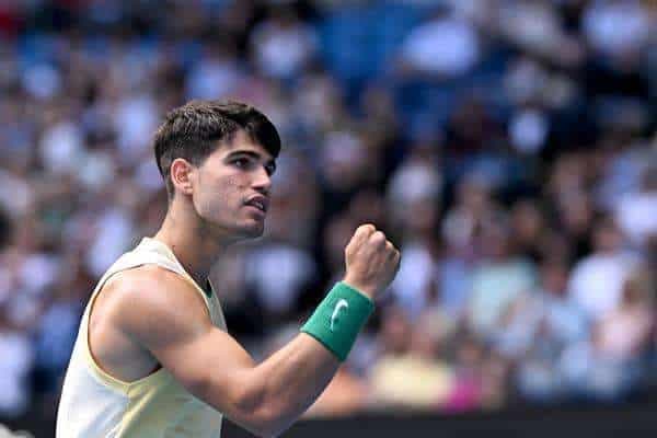 Carlos Alcaraz, en su partido ante el italiano Lorenzo Sonego en el Abierto de Australia. EFE/EPA/JAMES ROSS AUSTRALIA AND NEW ZEALAND OUT