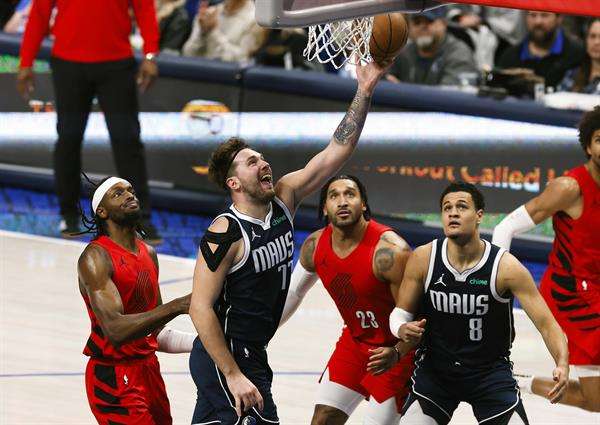 Mavericks trituran a los Blazers en tres cuartos