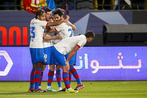 El delantero del Barcelona Robert Lewandowski (2-i) celebra con sus compañeros tras marcar ante Osasuna, durante la segunda semifinal de la Supercopa de España que FC Barcelona y CA Osasuna en el estadio Al-Awwal Park de Riad, en Arabia Saudí. EFE/Juan Carlos Cárdenas