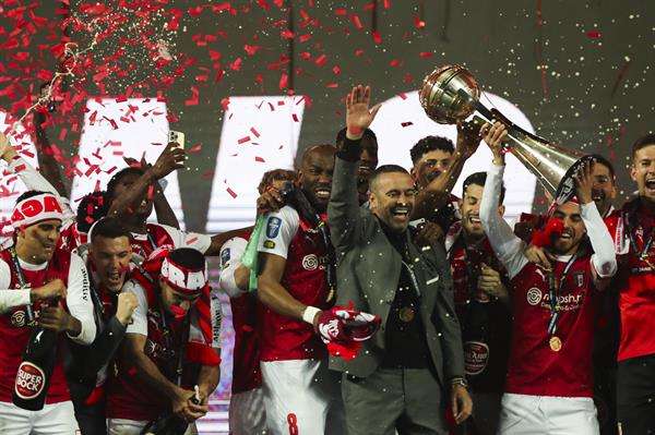 Los jugadores del Braga celebran el título en la final de la Copa de la Liga que jugaron SC Braga y GD Estoril Praia, en Leiria, Portugal. EFE/EPA/PAULO CUNHA