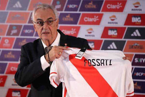 El uruguayo Jorge Fossati recibe hoy la camiseta como nuevo entrenador del seleccionado peruano, en la Villa Deportiva Nacional (Videna), en Lima (Perú). FEFE/Paolo Aguilar