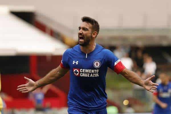 Fotografía de archivo en la que se registró una de las celebraciones del delantero uruguayo Martín Cauteruccio, al actuar para el club mexicano de fútbol Cruz Azul y quien es anunciado como nuevo refuerzo del club peruano Sporting Cristal. EFE/José Méndez