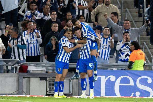 Jugadores de Monterrey celebran un gol contra Atlético San Luis, durante un partido correspondiente a la jornada 3 del Torneo Clausura 2024 del fútbol mexicano, disputado hoy en el estadio BBVA de la ciudad de Monterrey (México). EFE/Miguel Sierra