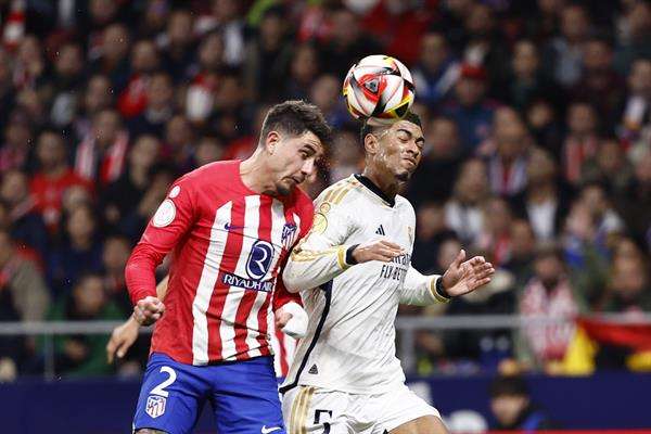 Giménez jugador del Atlético de Madrid, en una foto de archivo en un derbi ante el Real Madrid. EFE/Rodrigo Jiménez