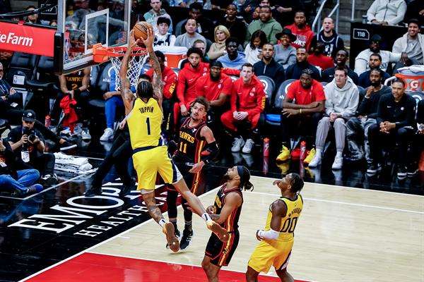 El delantero de los Indiana Pacers Obi Toppin (i) se mate contra el guardia de los Atlanta Hawks Trae Young (C) y el guardia Mills (d) en Atlanta, Georgia, EE. UU.. (Baloncesto) EFE/EPA/ERIK S. MENOR CASTILLO