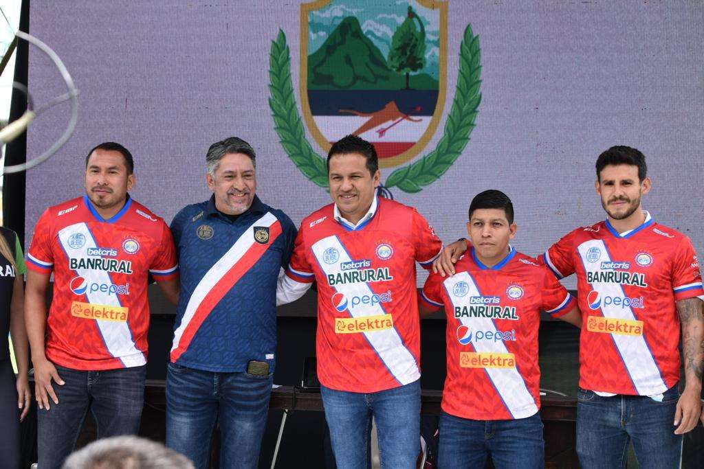 Xelajú MC Cuerpo Técnico Amarini Villatoro, Carlos David Rojas Salas, Benjamin Pérez, Fredy Alexander Sontay.