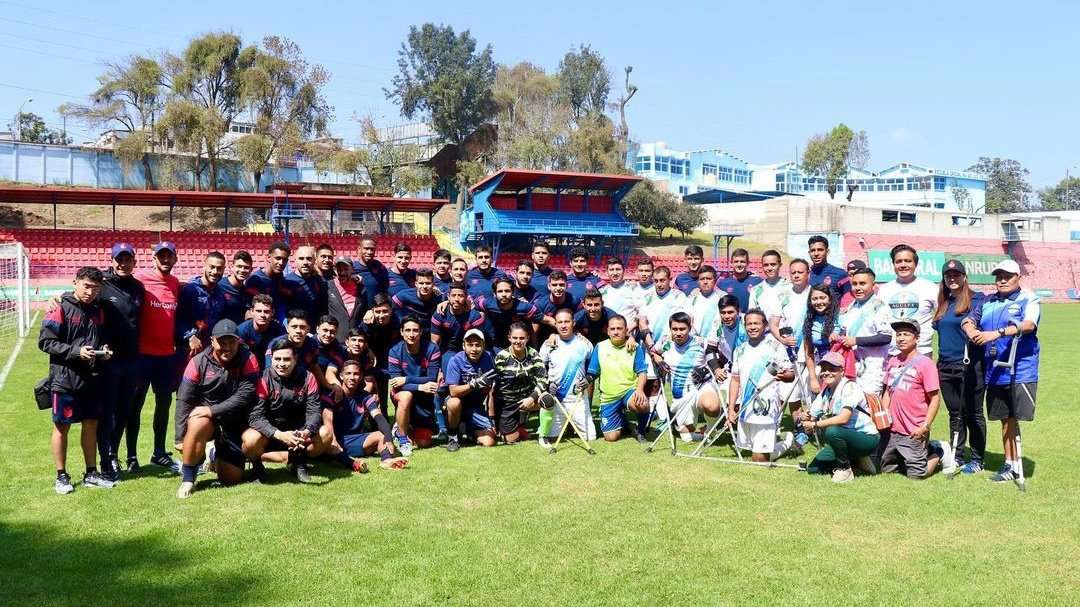 Municipal compartió esta mañana su entrenamiento con integrantes de la Asociación Guatemalteca de Futbol para Amputados AGUAFAGT