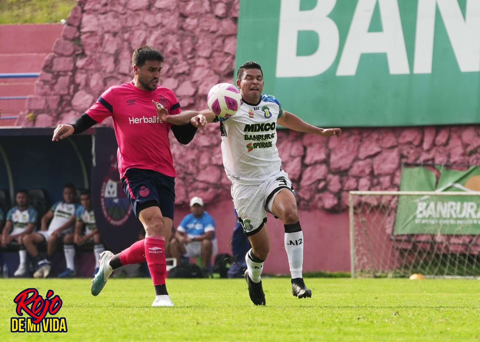 Ramiro Rocca jugador de Municipal disputa una pelota con el defensor Manuel Moreno de Mixco, en partido amistoso previo al Clausura 2024 en la Liga Nacional