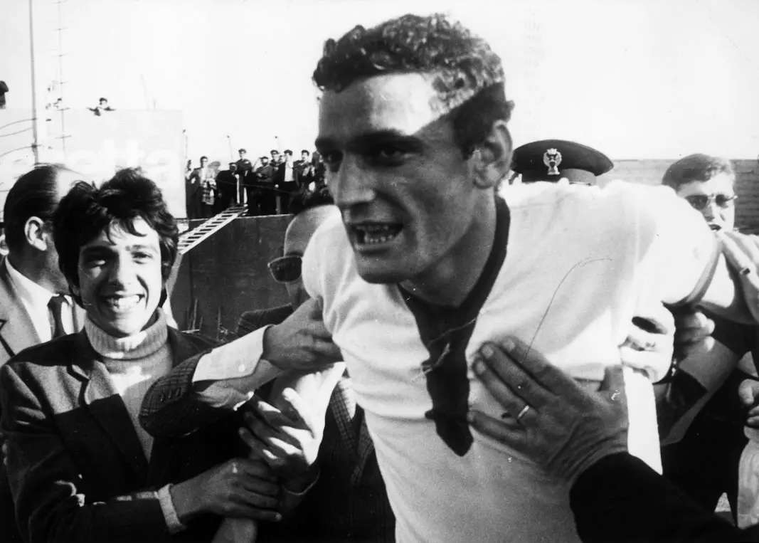 Luigi Riva, mítico delantero del Cagliari y máximo goleador histórico de la selección italiana, falleció este lunes a los 79 años en el Hospital Brotzu de Cagliari, en el que estaba ingresado por un infarto que sufrió este domingo.