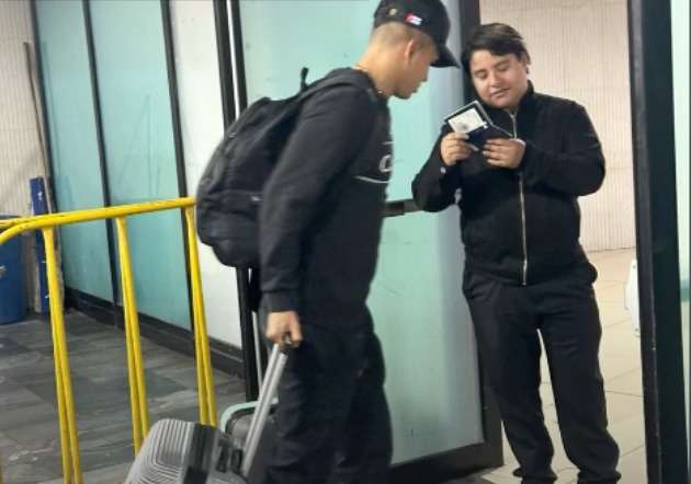 Óscar Santis rumbo a Europa con la maleta llena de sueños