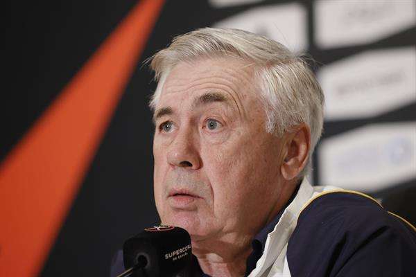El entrenador del Real Madrid, Carlo Ancelotti, ofrece una rueda de prensa previa a la final de la Supercopa de España que se disputa en Riad, Arabia Saudí. EFE/ Juan Carlos Cárdenas