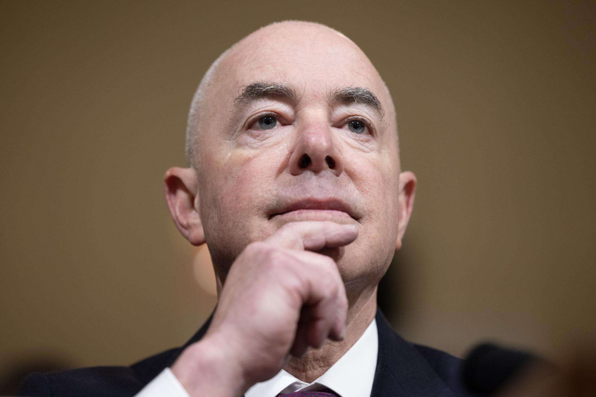 Alejandro Mayorkas habla de migración con el nuevo ministro de Gobernación de Guatemala