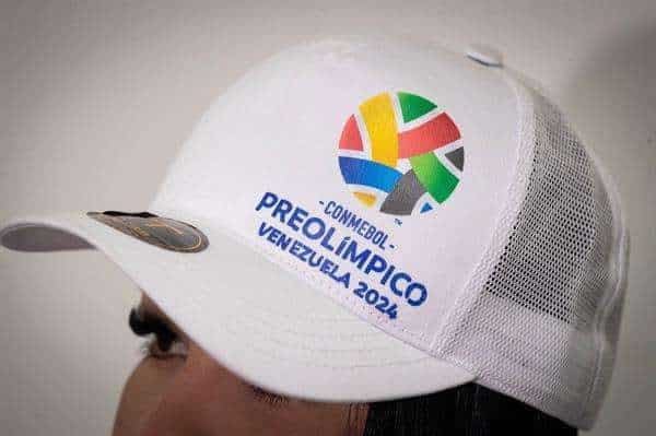Una mujer fue registrada el pasado 8 de enero al utilizar una gorra con el logo del torneo Preolímpico de fútbol de Venezuela 2024, en Caracas (Venezuela). EFE/Rayner Peña