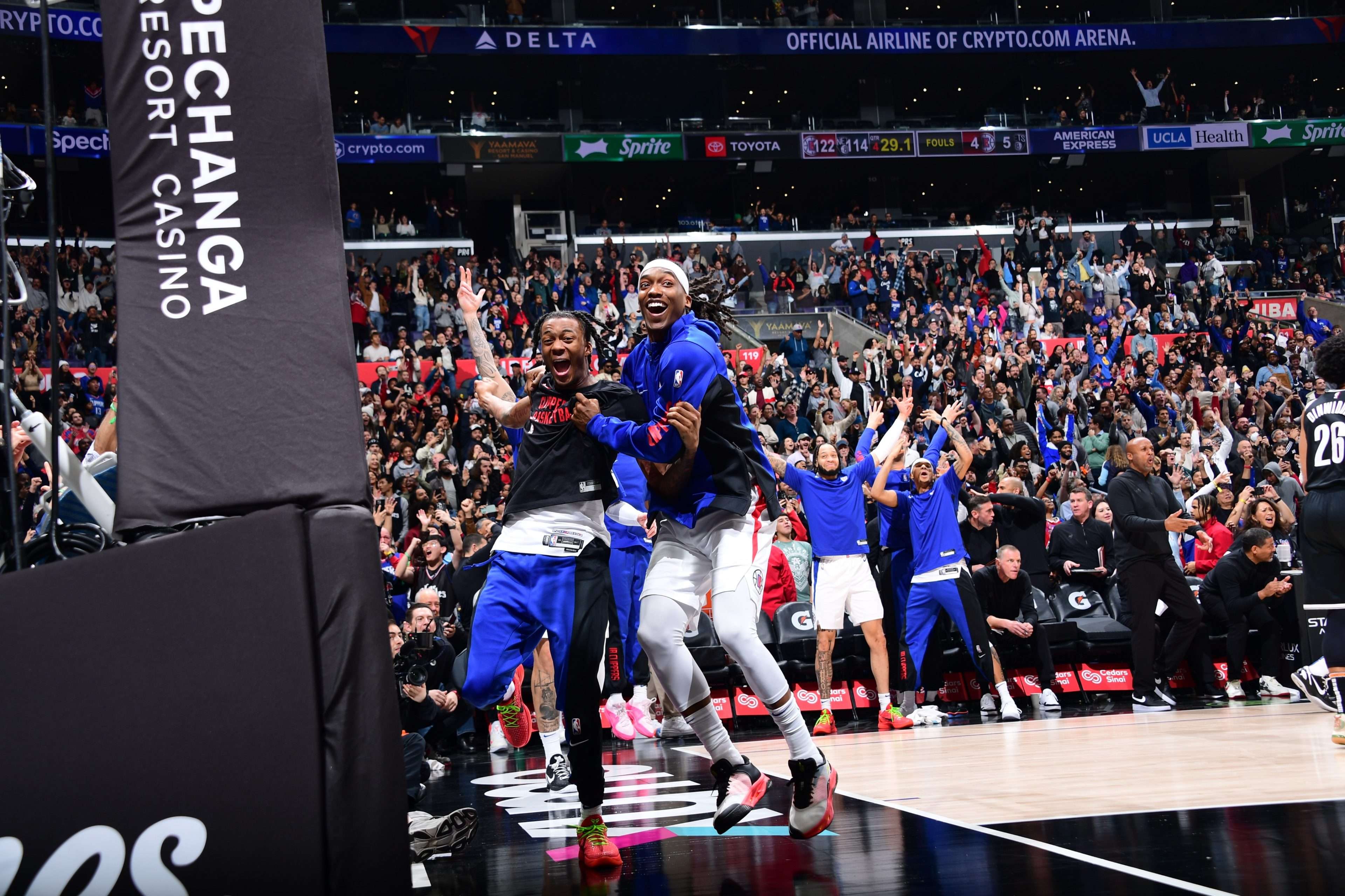 Clippers vencen a los nets de la mano de leonard