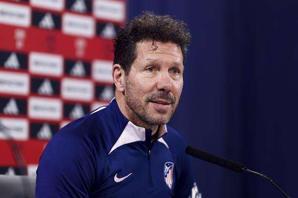El entrenador argentino del Atlético de Madrid, Diego Pablo Simeone durante la rueda de prensa tras el entrenamiento del Atlético de Madrid en la Ciudad deportiva Civitas en Majadahonda, Madrid, previo a su enfrentamiento copero ante el Real Madrid. EFE/Rodrigo Jiménez