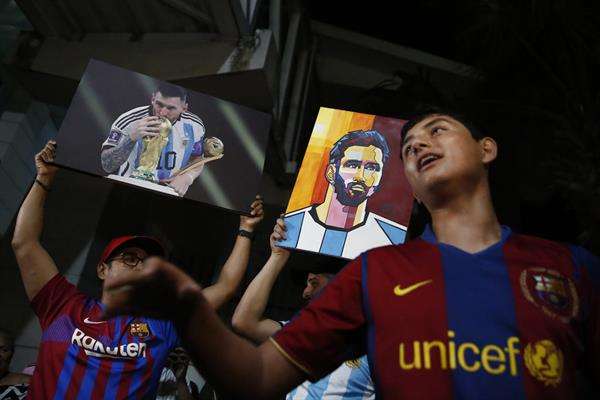 Aficionados salvadoreños esperaron en la madrugada de este viernes la llegada del argentino Lionel Messi a un hotel donde se hospedan él y sus demás compañeros del Inter Miami, horas antes del partido amistoso ante la selección de El Salvador. EFE/Rodrigo Sura