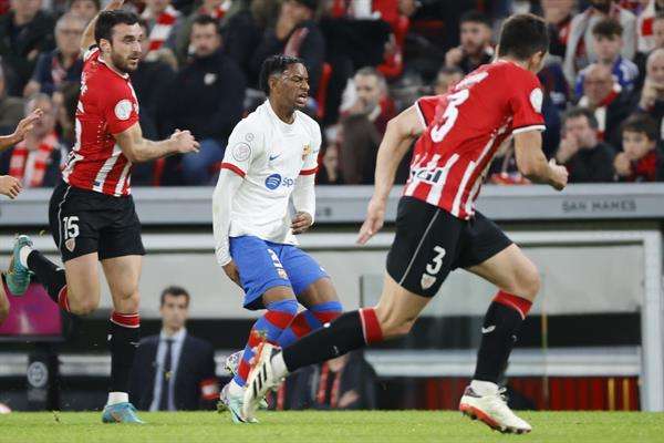 El defensa del FC Barcelona Alejandro Balde (c) se lesiona durante el partido de los cuartos de final de la Copa del Rey de fútbol que Athletic Club y FC Barcelona disputaron en el estadio de San Mamés, en una foto de archivo. EFE/Luis Tejido