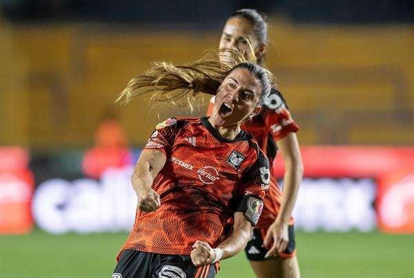 Nayeli Rangel (i) de Tigres UANL festeja una anotación ante Tijuana hoy, en un partido correspondiente a la jornada 5 del Torneo Clausura 2024 de la Liga Femenil Mx celebrado en el estadio Universitario en Monterrey (México). EFE/ Miguel Sierra