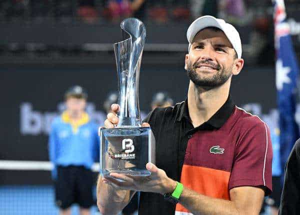 El tenista búlgaro Grigor Dimitrov posa con el trofeo que le acredita como ganador del torneo de Brisbane. EFE/EPA/DARREN ENGLAND AUSTRALIA AND NEW ZEALAND OUT