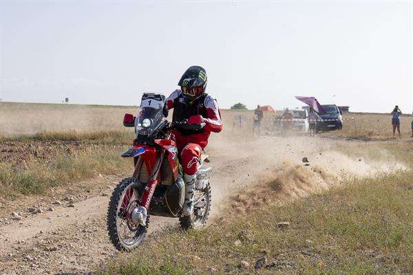 El piloto español Tosha Schareina, que se estrena con una moto del equipo oficial Honda en el rey de los rallies, consiguió su primera victoria en el Dakar al