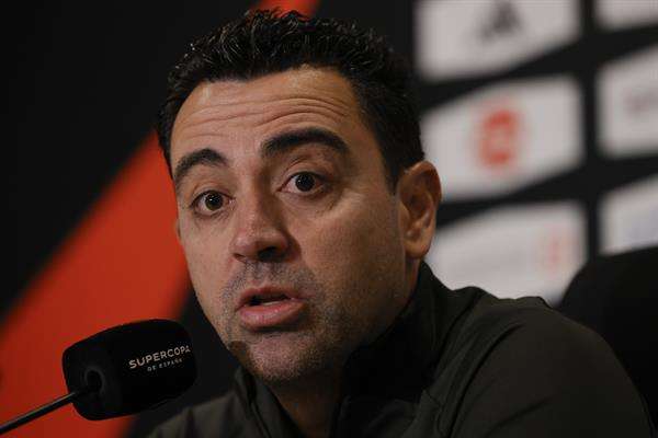 El entrenador del FC Barcelona, Xavi Hernández, ofrece una rueda de prensa previa a la final de la Supercopa de España que se disputa en Riad, Arabia Saudí. EFE/ Juan Carlos Cárdenas