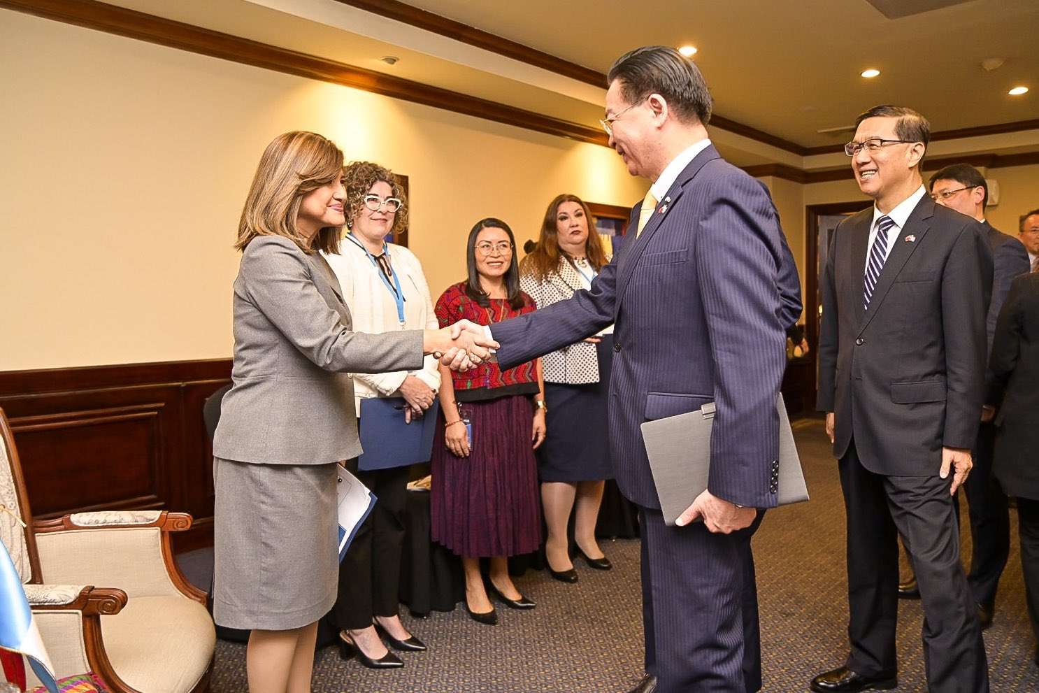 Karin Herrera se reune con otras naciones