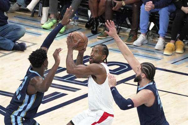Fotografía de archivo, tomada el pasado 12 de enero, en la que se registró a Kawhi Leonard (c), alero estrella de los Clippers de Los Ángeles, quien aportó 25 puntos y 11 rebotes para guiar el triunfo a domicilio de su equipo 95-103 sobre los Heat de Miami. EFE/Karen Pulfer