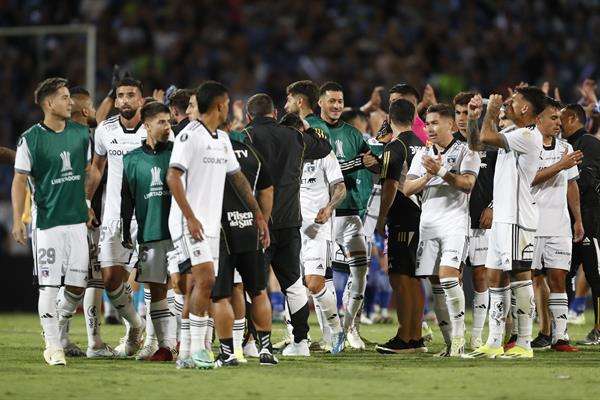 Jugadores de Colo Colo celebran al final de un partido de segunda fase de la Copa Libertadores entre Godoy Cruz y Colo Colo este jueves, en el estadio Malvinas Argentinas, en Mendoza (Argentina). EFE/Marcelo Ruiz