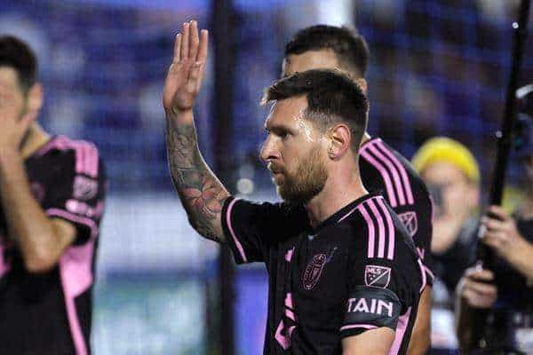 El atacante estrella del club estadounidense de fútbol Inter Miami, el argentino Lionel Messi (c), fue registrado este domingo, 25 de febrero, al saludar al final de un partido de la MLS en que su equipo empató a domicilio 1-1 con el LA Galaxy, en el estado Health Sports Park, en Los Ángeles (California, EE.UU.). Messi anotó, en el alargue, el gol del empate. EFE/Allison Dinner