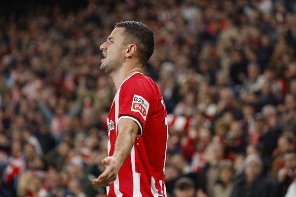 El delantero del Athletic Gorka Guruzeta celebra un gol en una imagen de archivo de esta temporada. EFE/Miguel Toña