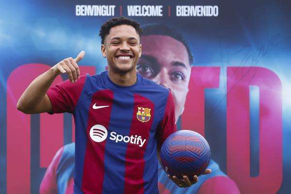 El nuevo traspasos barcelonista, el delantero brasileño Vitor Roque 'Tigrinho' posa para los medios en la Ciudad Deportiva Joan Gamper en foto de archivo de Quique García. EFE