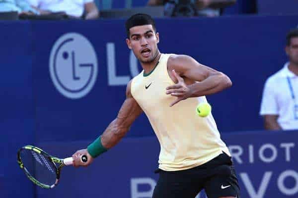 Carlos Alcaráz de España devuelve una bola a Camilo Ugo Carabelli de Argentina en un partido del IEB+ Argentina Open, este 15 de febrero. EFE/ Luciano González