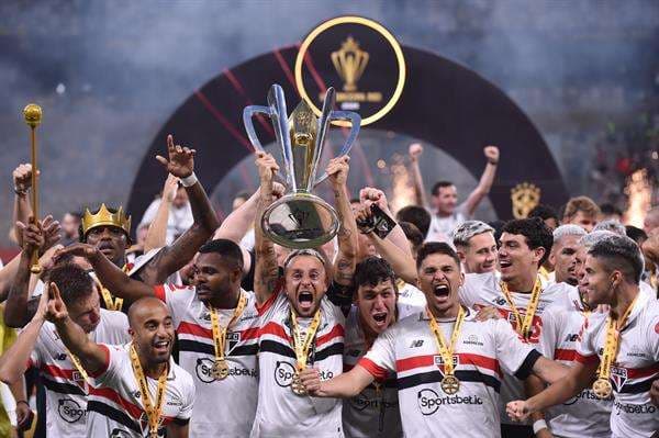 Jugadores de Sao Paulo fueron registrados este domingo, 4 de febrero, al celebrar la obtención de la Supercopa del fútbol en Brasil, tras derrotar a Palmeira, en la definición por tiros penales, en el estadio Mineirao, en Belo Horizonte (Brasil). EFE/ Yuri Edmundo