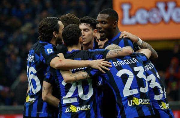 Los jugadores del Inter celebra el goldel triunfo ante el Juventus en el Giuseppe Meazza stadium in Milán, Italia. EFE/EPA/ROBERTO BREGANI