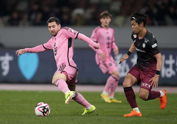 Lionel Messi en acción durante el amistoso del Inter de Miami contra el Vissel Kobe en Tokio. EFE/EPA/FRANCK ROBICHON