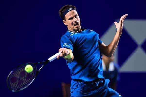 El tenista alemán Daniel Altmaier devuelve una pelota a su compatriota Alexander Zverev durante el segundo día de los juegos de singles, en el Abierto Mexicano de Tenis, en Acapulco estado de Guerrero (México). EFE/David Guzmán