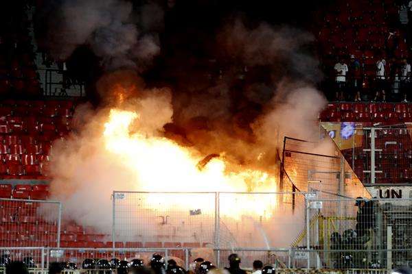 Fotografía de un foco de fuego en una de las tribunas, donde hinchas de Colo Colo provocaron incidentes, durante la final de la Supercopa 2024 del fútbol chileno entre Huachipato y Colo Colo hoy, en el Estadio Nacional Julio Martínez Prádanos, en Santiago (Chile). EFE/Osvaldo Villarroel