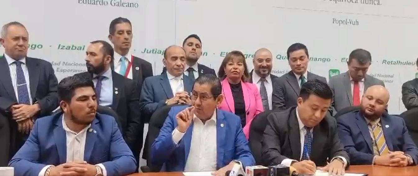 ¿Cuál es la iniciativa de ley que presentaron los diputados de la bancada UNE?