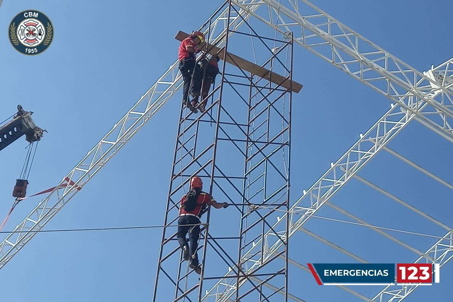 Dos personas sufren accidente cuando trabajaban en la parte alta de una estructura
