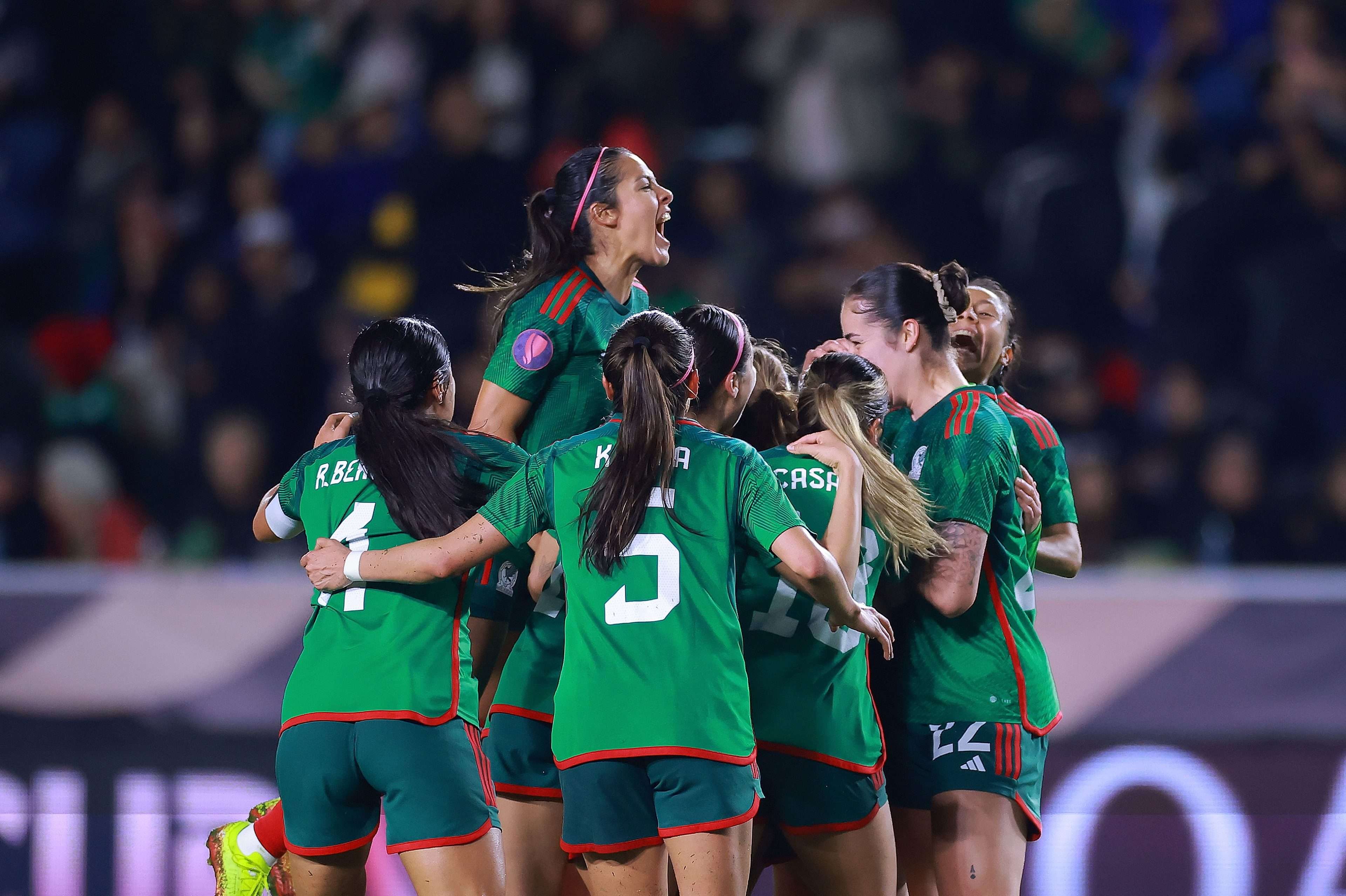 Jugadoras de México celebran un gol, en una fotografía de archivo. EFE/ Aaron M. Sprecher