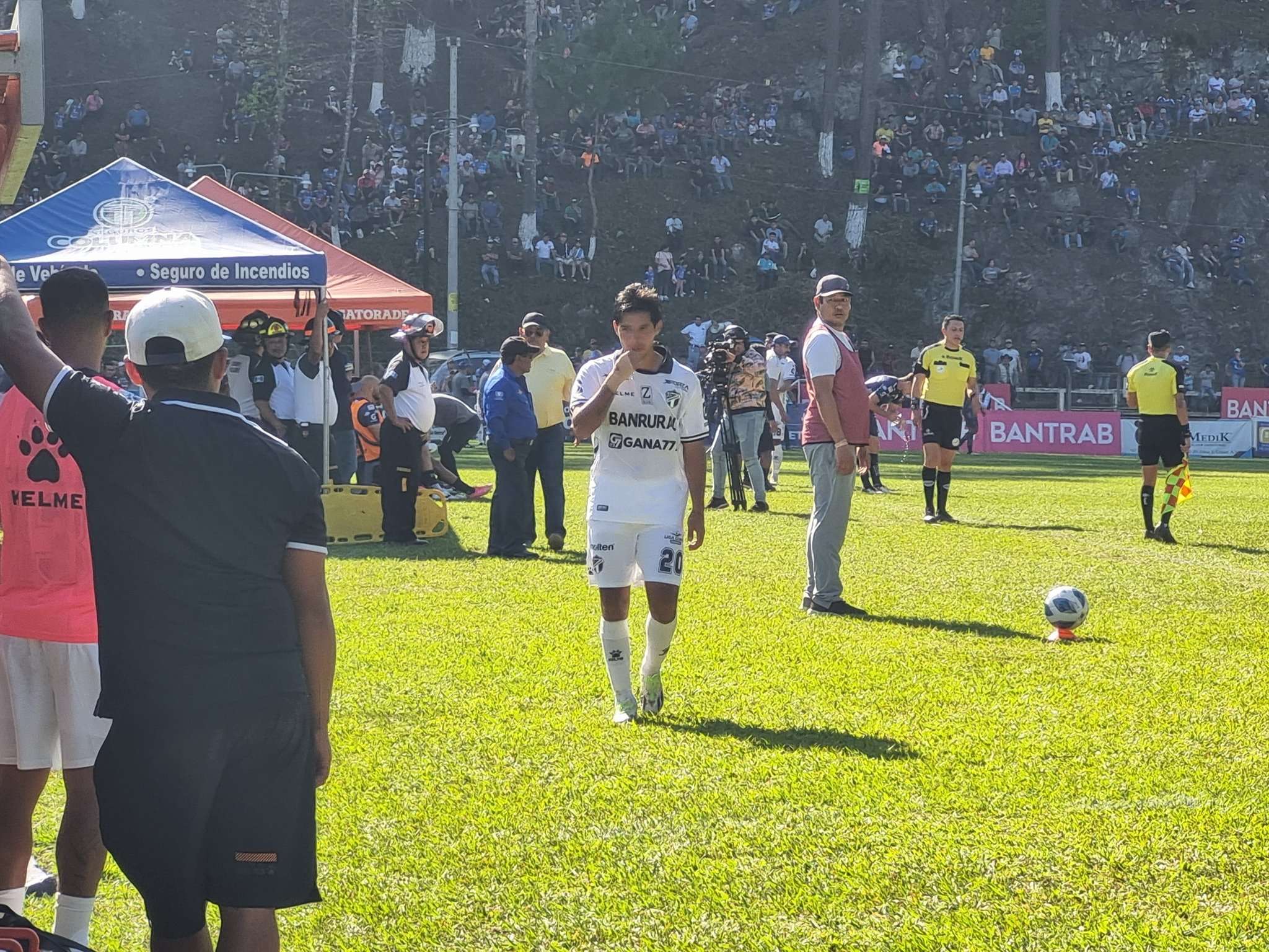 Antonio de Jesús "Chucho" López jugador de Comunicaciones sale expulsado al minuto 26 en Cobán.
