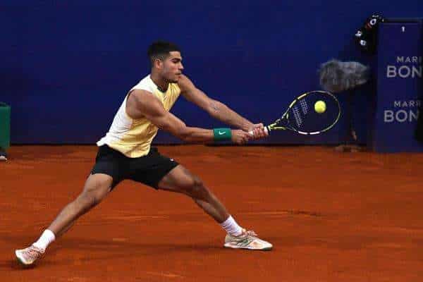 Carlos Alcaraz devuelve una bola a Andrea Vavassori durante el torneo IEB+ Argentina Open este 16 de febrero de 2024. EFE/ Lucian Gonzalez