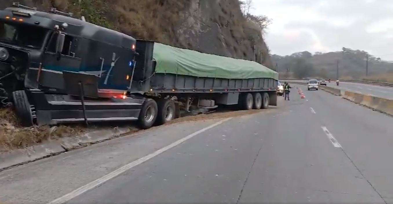 Tráiler se encuneta en km 20 ruta al Atlántico