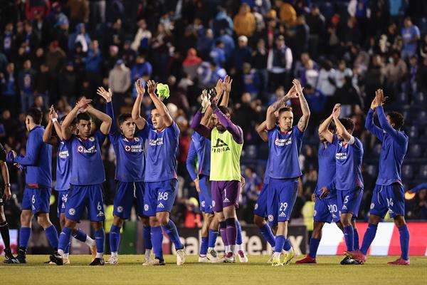Jugadores de Cruz Azul celebran su triunfo frente a Tigres, el 17 de febrero de 2024. EFE/José Méndez