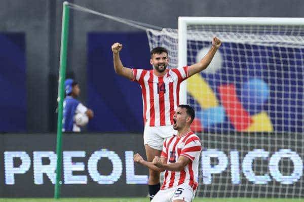 Fernando Román (atrás) y Fabrizio Peralta, de Paraguay, fueron registrados este lunes, 5 de febrero, al celebrar la victoria de su equipo 0-1 sobre Brasil, al final de un partido de la fase final del Torneo Preolímpico Sudamericano Sub-23 de fútbol, en el estadio Nacional Brígido Iriarte, en Caracas (Venezuela). EFE/Miguel Gutiérrez