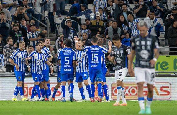 Jugadores de Rayados festejan una anotación. el 24 de enero de 2024. EFE/Miguel Sierra