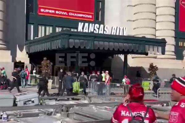 Fotograma tomado de una serie de videos virales del tiroteo durante el desfile de los Chiefs al celebrar el título del Super Bowl LVIII de la NFL, en la ciudad de Kansas City (Misuri, EE.UU.). EFE/Videos virales tomados de redes sociales