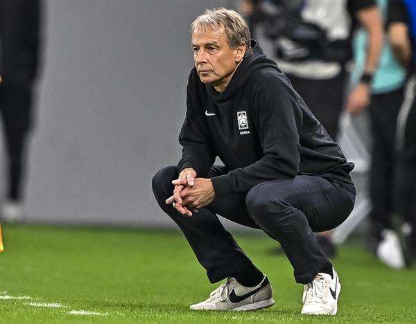 El alemán Jürgen Klinsmann, en un momento de la semifinal de la Copa de Asia ante Jordania, su último partido al frente de la selección surcoreana. EFE/EPA/NOUSHAD THEKKAYIL