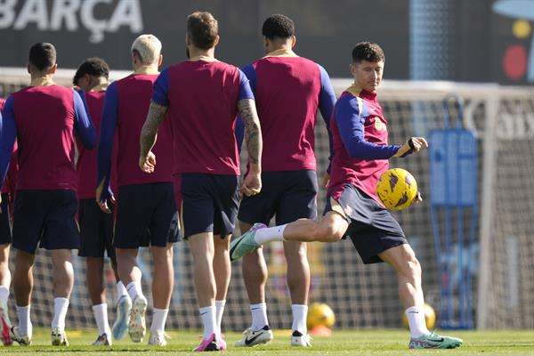 El jugador del FC Barcelona Robert Lewandowski durante el entrenamiento del equipo azulgrana este viernes en la Ciudad Deportiva Joan Gamper para preparar el partido de LaLiga que mañana disputarán ante el Getafe. EFE/Enric Fontcuberta.